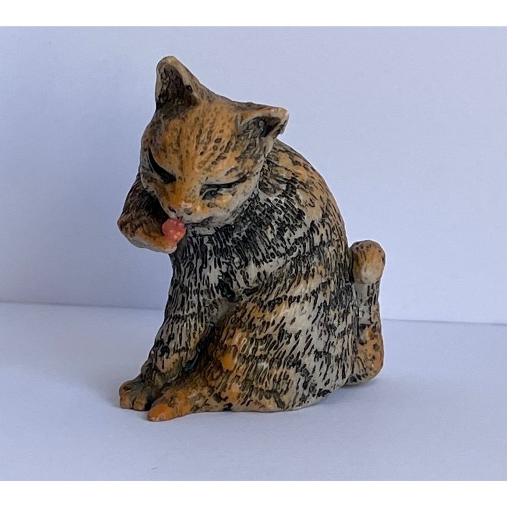 Vintage Lucchesi Cat Figurine Italy Licking Paw Resin Signed